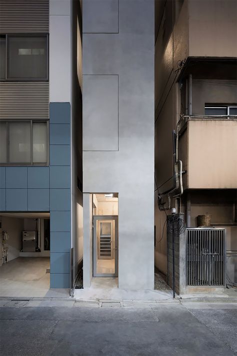 Ultimate Infill: A Skinny Building Amidst The Ginza Alley In Japan Narrow Apartment Design, Small Apartment Building, Mini Apartments, Housing Crisis, Compact House, Glass Staircase, Narrow House, Micro House, Concrete House