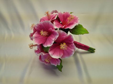 Hot pink hibiscus wedding bouquet, perfect for the beach!! From www.hibiscusbeachweddingflowers.com Pink Hibiscus Bouquet, Pink Hibiscus Wedding Bouquet, Bouquet Of Hibiscus Flowers, Hibiscus Bouquet Wedding, Hibiscus Wedding Bouquet, Fruiteger Metro, Hibiscus Flower Bouquet, Beachy Wedding Dress, Hibiscus Bouquet