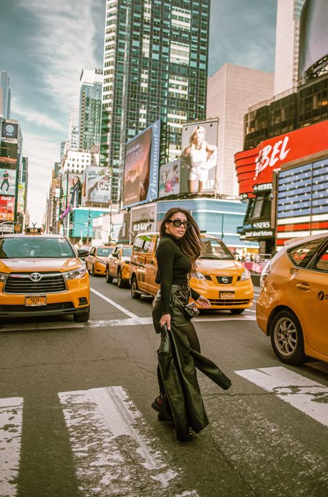 Wall Street Bull Photo Ideas, New York Aesthetic Photos, Time Square Outfit, New York Photoshoot Ideas, Ny Photoshoot Ideas, New York City Instagram Pictures, Time Square Photoshoot, Times Square Photoshoot, New York Life Aesthetic