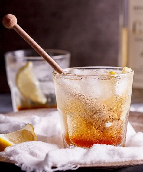 9 Aphrodisiac Cocktails to Spice Up Your Night Ginger Mojito, Tea Punch, Best Gin Cocktails, Sliced Lemon, Cordial Recipe, Gin Lemon, Gin Cocktail Recipes, Gin Drinks, Lemon Honey