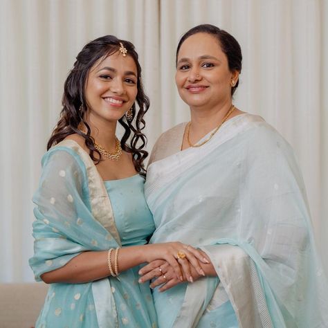 Poses Mother And Daughter, Poses For Mom And Daughter, Indian Family Photography, Pose With Mom, Poses With Mom, Mother Daughter Photography Poses, Mother Daughter Poses, Samantha In Saree, Daughter Photography