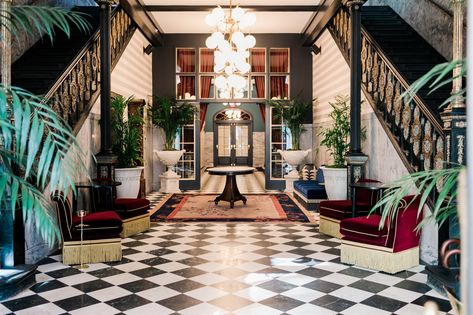 Set in a six-story building in New Orlean’s Warehouse district, this stunning hotel was designed by Atelier Ace in partnership with Studio Shamshiri and looks just like a Wes Anderson movie.   #lifestylebyluxxu #luxurydesign #hoteldesign #interiordesign French Quarter Interior Design, Louisiana Aesthetic, New Orleans Interior, New Orleans Interior Design, Studio Shamshiri, New Orleans Style Homes, Interior Design Hotel, Vibey Apartment, New Orleans Decor