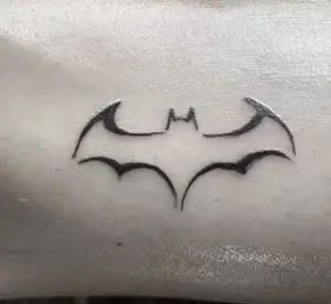 57 Interesting Logo Tattoo for Inspiration - Tattoo Twist Twist Tattoo Ideas, Small Fake Tattoo Ideas, Men Simple Tattoo Ideas, Easy Male Tattoos, Simple Male Tattoo Ideas, Simple Batman Tattoo, Tattoo Ideas For Men Easy, Basic Tattoos Men, Easy Tattoos To Draw For Men