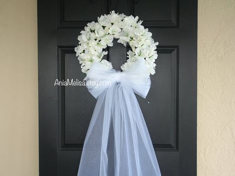 Summer Bridal Shower Decorations, Bow And Veil, Wedding Door Decorations, French Wedding Decor, Wedding Door Wreaths, Outdoor Bridal Showers, Wall Decor Wedding, Wedding Doors, Bridal Wreath