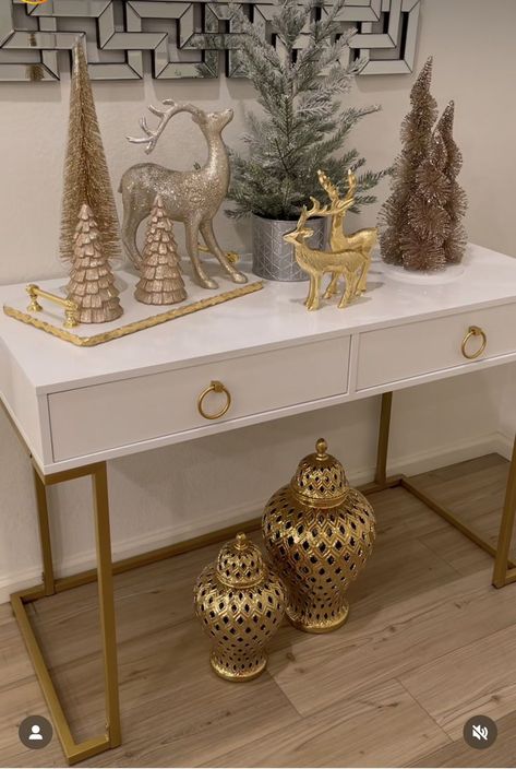 Pretty Christmas Decorations, Christmas Entryway, Elegant Christmas Decor, Hal Decor, Table Decor Living Room, Christmas Decor Inspiration, Gold Christmas Decorations, Xmas Deco, Christmas Tree Inspiration