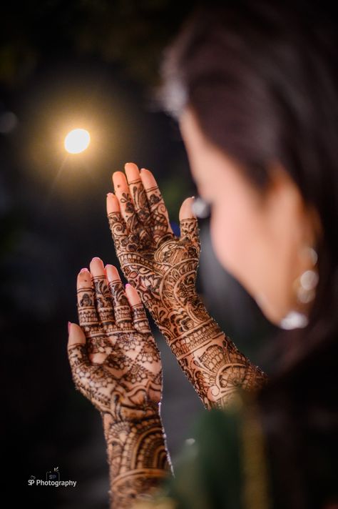 #Mehendi #spphotography Mehendi Hand Poses, Mehandi Photo Poses, Mahndi Shoot Poses, Mehendi Shoot Poses, Girl Mehandi Shoot, Bridal Mehendi Poses, Mehandi Rasam Photography, Bride Mehendi Poses, Mahedi Photo Pose