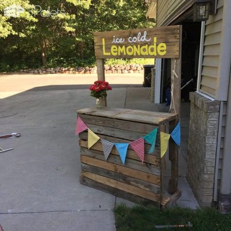 Kids Lemonade Stands, Repurposed Pallets, Diy Lemonade Stand, Kids Lemonade, Pallet Kids, Diy Lemonade, Lemonade Stands, Best Lemonade, Wooden Pallet Furniture