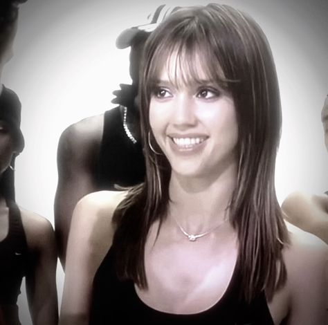 Jessica Alba Aesthetic 90s, Jessica Alba In Honey, Honey Daniels Jessica Alba, Honey Movie Aesthetic, 00s Haircut, Honey Movie Outfits, 90s 2000s Hairstyles, 2000s Bangs, Honey Daniels Outfit