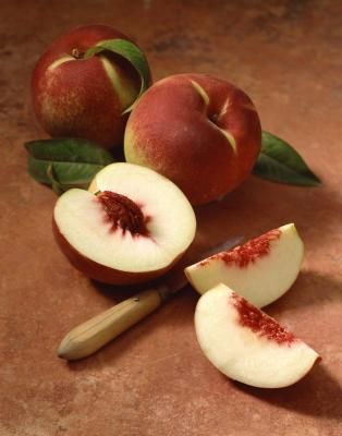 Okay, so this isn't a food to try but it is food related.  How to keep sliced peaches from browning. Peach Pit, Fruits Photos, Fruit Photography, Peach Trees, Nectarine, Fruit Art, Fruit And Veg, Fruits And Veggies, Peaches