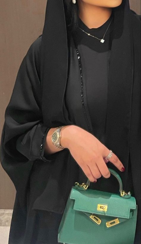 #saudiarabia #qatar #bahrain #kuwait #oman #iraq #uae #france #abaya #abayadubai #abayastyle Abaya Black Dubai, Black Abaya Aesthetic, Khaleeji Abaya, Dubai Outfit, Abaya Outfit, Abaya Black, Simple Style Outfits, Dubai Abaya, Black Abaya