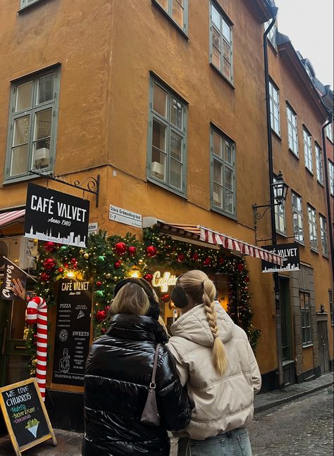 christmas market, europe, stockholm, winter, aesthetics, girls, cozy, cafes, lights, december, weekend, puffer jacket, ear muffs, Christmas In Stockholm, Winter Market Aesthetic, Stockholm In Winter, Christmas Markets Outfit, Christmas Markets Aesthetic, Christmas Stockholm, Ear Muffs Aesthetic, Ear Muffs Outfit, Christmas Market Aesthetic