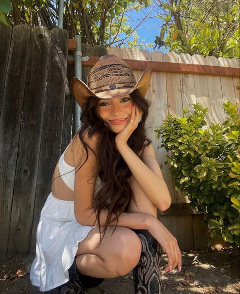 Lana Del Rey Cowgirl Aesthetic, Cowgirl Reference Poses, East Coast Cowgirl, Texas Instagram Pictures, Summer Country Outfits Casual, Tropical Cowgirl, Cowboy Hat Beach Outfit, Western Outfit Aesthetic, Latina Cowgirl Outfits