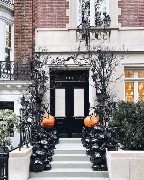 These 10 Houses Have the Best Halloween Decorations We've Ever Seen Elegant Halloween Decor, Halloween Outside, Halloween Front Doors, Modern Halloween, Elegant Halloween, Chic Halloween, Halloween Front Porch, Fun Halloween Decor, Halloween Yard Decorations