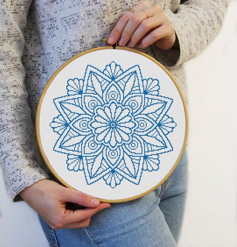 Mandala Cross Stitch Pattern Free, Monochrome Cross Stitch, Embroidered Mandala, Embroidery Stitches Flowers, Mandala Cross Stitch, Mandala Cross, Mandala Digital, Floral Mandala, Cross Stitch Heart