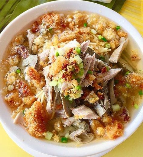 The original and authentic La Paz Batchoy recipe is truly exotic, it has chopped pork liver strips, pork intestines and the noodles are more chewy. What makes it so delicious is the guinamos shrimp paste, crushed chicharon, toasted garlic and the oroma of spring onions all flavors are bursting in one bowl of soup. Filipino Soups, La Paz Batchoy, Filipino Soup Recipes, Best Filipino Recipes, Caldo Recipe, Lutong Pinoy, Pork Liver, Philippine Cuisine, Philippines Recipes