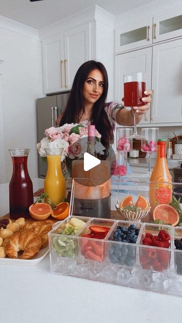 Muna Nijmeh on Instagram: "Mother’s Day Mimosa Bar 🥂   Here’s a fun idea to add to your Mother’s Day celebration!   Set up a mimosa bar with some champagne, juices, as well as your favorite fruit add ins! I added some sweet treats and also used my ice mold to create this gorgeous grapefruit ice champagne holder!  This is guaranteed to be a fun stop for your guests and looks so beautiful and festive!  🌺 SAVE THIS IDEA 🌺  #mothersday #brunching #brunchtime #partyideas #homeideas" How To Make A Mimosa, Cocktail Set Up, Mimosa Bar Set Up, Champagne Bar Ideas, Bar Set Up For Party At Home, Mimosa Bar Ideas Brunch Party, Mimosas Bar, Mimosa Bar Ideas, Mimosa Party