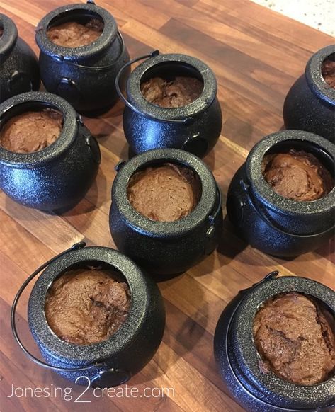 Cauldron Cakes Harry Potter, Harry Potter Cupcakes Ideas, Harry Potter Cauldron, Small Cauldron, Cauldron Cakes, Honey Dukes, Harry Potter Night, Harry Potter Recipes, Harry Potter Cupcakes