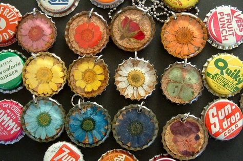 Recycle Bottle Caps, Bottle Cap Jewelry, Art Coquillage, Bottle Cap Necklace, Bottle Cap Art, Bottle Cap Crafts, Recycled Bottle, Bottle Top, Diy Bottle