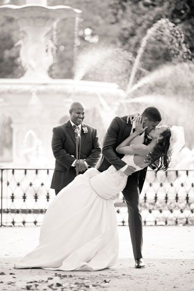 With a stunning background fountain and swoonworthy dip, this black and white photo looks like it’s a movie poster. First Kiss Wedding, Cute Kiss, African American Weddings, Wedding Kiss, Beautiful Wedding Photos, Wedding Photos Poses, Mansion Wedding, First Kiss, Wedding Veils