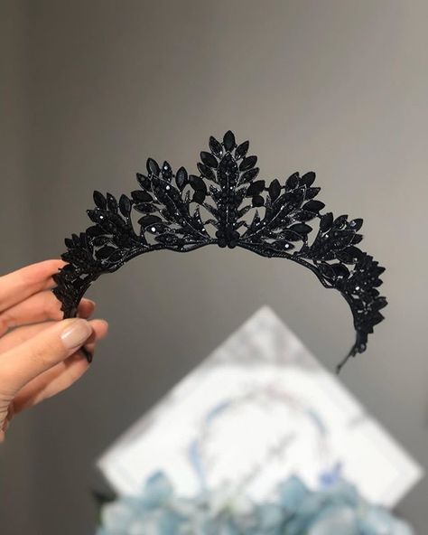 Acotar Aesthetic, Xv Ideas, Halloweenský Makeup, Dark Wedding Theme, Black Tiara, Black Wedding Gowns, Crown Aesthetic, Beautiful Tiaras, Goth Wedding