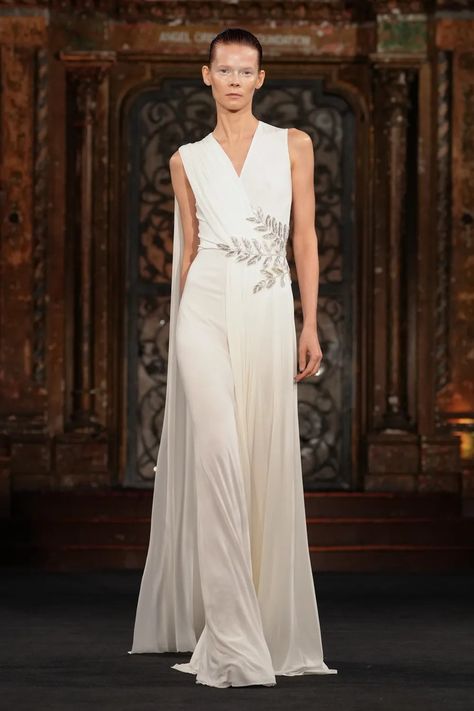 Naeem Khan Spring 2025 Ready-to-Wear Collection | Vogue 2025 Fashion, Naeem Khan, Runway Looks, Red Carpet Dresses, New York Fashion Week, Wedding Centerpieces, New York Fashion, Evening Gowns, Fashion Show