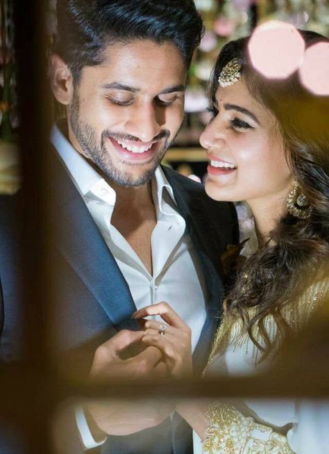 Samantha Ruth Prabhu and Akkineni Naga Chaitanya at their engagement! Indian Engagement Photos, Engagement Portraits Poses, Pose Prewedding, Naga Chaitanya, Samantha Wedding, Indian Wedding Photography Couples, Engagement Photography Poses, Wedding Photoshoot Props, Whatsapp Videos