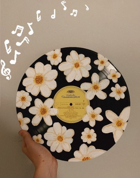 Record Painting Ideas Flowers, Painted Records Flowers, Vinyl Paintings Easy, Painted Records Aesthetic, Painting On A Record, Vynil Paint Ideas, Vynil Paintings, Vinyl Records Painting, Vinyl Painting Ideas Easy