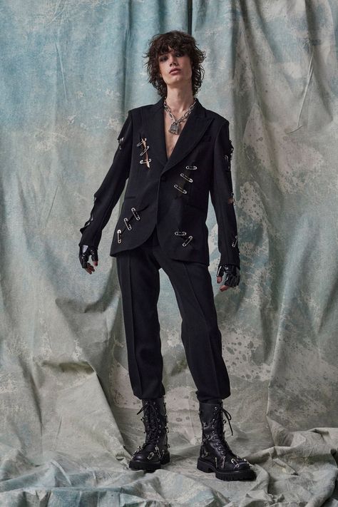 Gothic Outfits Men, Mens Punk Fashion, Punk Outfits Men, Prefall 2023, Gothic Fashion Men, Ropa Punk Rock, 2023 Menswear Fashion Show, Punk Style Outfits, Punk Men