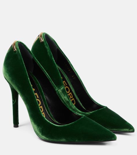 T Logo Velvet Pumps in Green - Tom Ford | Mytheresa Tom Ford Shoes, Luxury Lifestyle Fashion, Velvet Pumps, Classic Pumps, Pretty Shoes, Dream Shoes, Looks Vintage, High Heel Pumps, Pump Shoes