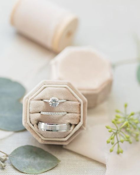 Customize one of our gorgeous velvet ring boxes for your big day! 👰🏻‍♀️💍 Choose between single, double, or triple slot in 9 of our most popular colors🤍 Wooden Ring Box Wedding, Ring Box Engagement, Custom Wedding Ring, Wedding Ring Pictures, Custom Ring Box, Jewellery Photography Inspiration, Wooden Wedding Ring, Ring Holder Wedding, Velvet Ring Box