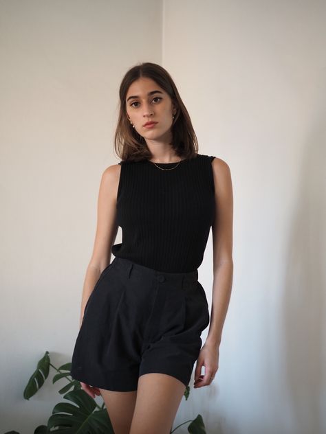 Dress Pant Shorts Outfit, Effortless Shorts Outfit, Black Slack Shorts Outfit, Minimalist Shorts Outfit, Black Short Trousers Outfit, Black Dress Shorts Outfit Classy, Black Shorts Black Shirt Outfit, Slack Shorts Women Outfit, Black Trouser Shorts Outfit Summer