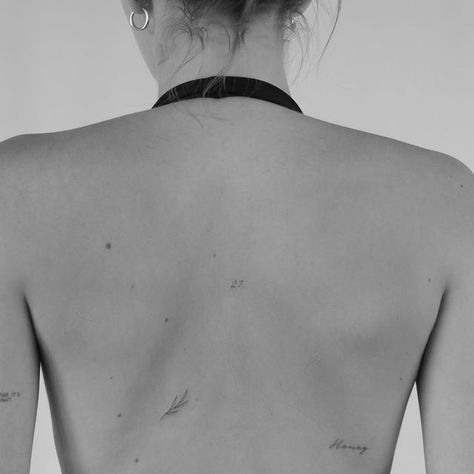 Hot Small Tattoos, Back Tiny Tattoo, Tiny Back Tattoos For Women, Tiny Back Tattoo, Small Tattoos Back, Dainty Back Tattoo, Fineline Back Tattoo, Back Tattoo Minimalist, Small Tattoo Back