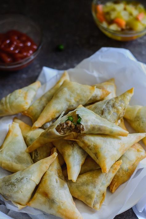 There is a lot of Indian and Middle eastern influence in Africa, and in East Africa, these Sambusas are the African sisters of Samosas. Kenyan Samosas, Kenyan Food, Ethiopian Cuisine, Samosa Recipe, Tropical Food, African Cooking, Nigerian Food, South African Recipes, Minced Meat