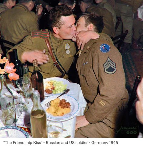 Gay History, Vintage Couples, Staff Sergeant, Men Kissing, History Pictures, Army Men, American Soldiers, Men In Uniform, Military Men