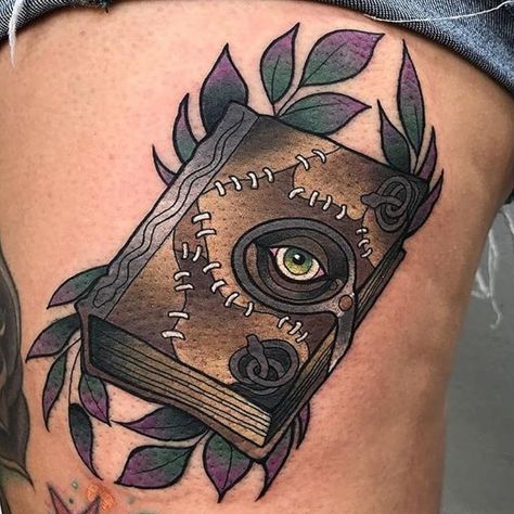 Book Hocus Pocus Tattoo, Halloween Tattoos Ideas, Halloween Themed Tattoos, Hocus Pocus Tattoo, Fall Tattoos, Tattoo Real, Horror Sleeve, Tattoo Ideas Unique, Witch Tattoo