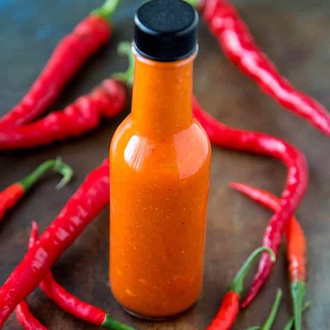 Make Hot Sauce, Bbq Wings Recipe, Sauce Au Poivre, Cayenne Pepper Sauce, Pepper Sauce Recipe, Homemade Hot Sauce, Hot Sauce Recipes, Paste Recipe, Hot Pepper Sauce