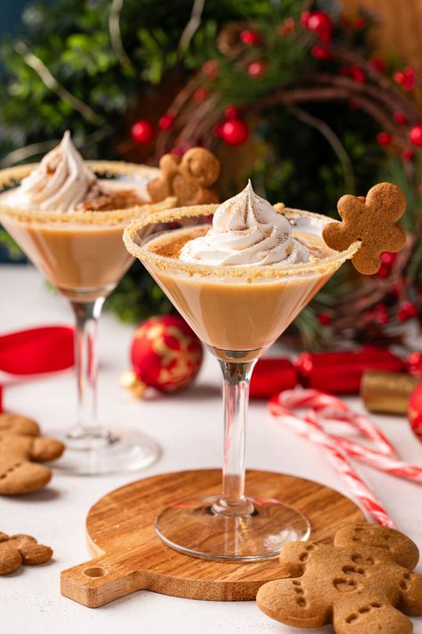 The Perfect Gingerbread Martini Christmas Expresso Martinis, Holiday Brunch Cocktails, Ginger Bread Martini, Ginger Bread Cocktail, Gingerbread Drinks Alcohol, Holiday Party Cocktails, Gingerbread Cocktail, Christmas Martinis, Gingerbread Martini Recipe