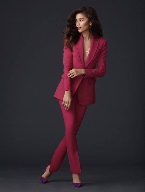 Business Portraits Woman, Job Interview Outfit, Zendaya Outfits, Headshots Women, Zendaya Style, Business Photoshoot, Branding Photoshoot Inspiration, Pink Suit, Woman Suit Fashion