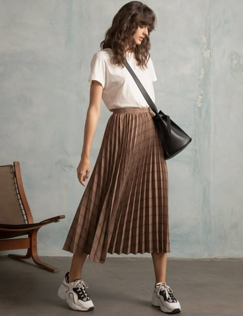 Plisse Midi Skirt Outfit, Pleated Skirt Spring Outfit, Short Strait Hairstyles, Platted Skirt Outfit, Pleated Skirt Outfit Long, Long Pleated Skirt Outfit Casual, Pleated Midi Skirt Outfit Casual, Summer Pleated Skirt Outfit, Pleats Skirt Outfit