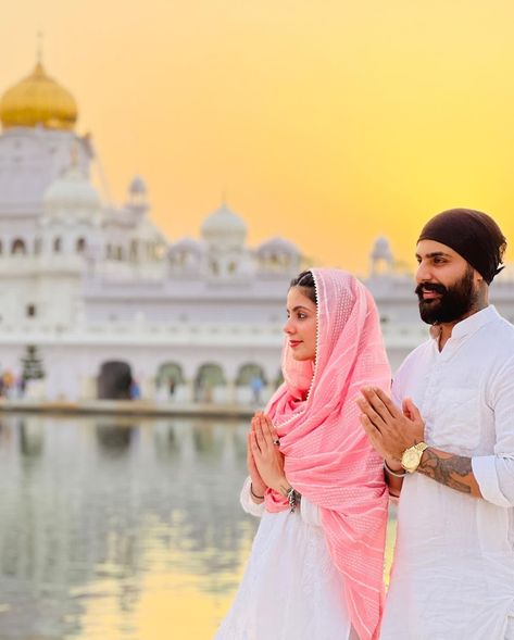 Golden Temple Couple Photography, Couple Punjabi Dp, Manifest Partner, Punjabi Couples Pics, Manali Pics, Amritsar Photography, Gurkirat Randhawa, Bangla Sahib, Best Couple Pictures