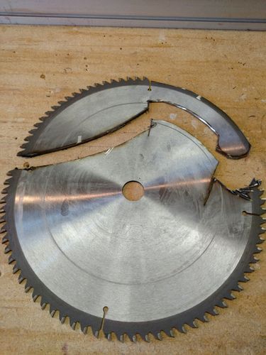 Knife made from saw blade with Mahogany handle - by MJR @ LumberJocks.com ~ woodworking community Metalwork Projects, Messer Diy, Diy Knife, Circular Saw Blade, Homemade Tools, Knife Design, Cool Knives, Metal Projects, Metal Art Projects