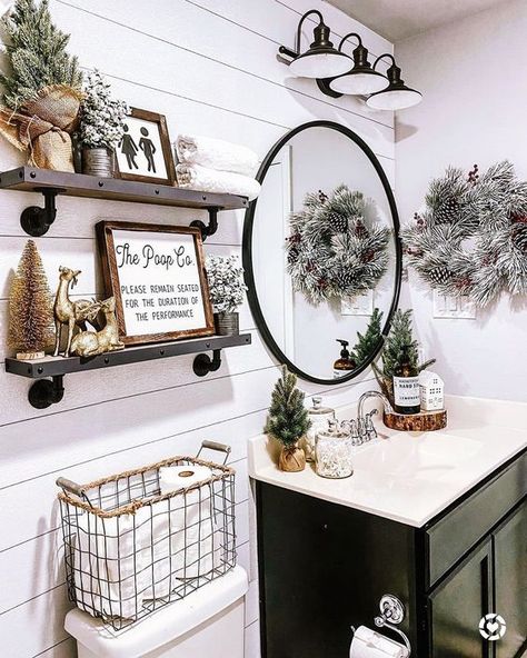 80 Farmhouse Christmas Home Decor Ideas for Every Room » Lady Decluttered Christmas Home Decor Ideas, Christmas Boho, Christmas Bathroom Decor, Bathroom Decor Ideas Themes, Christmas Bathroom, House Aesthetic, Bathroom Decor Ideas Colors, Christmas Room Decor, Farmhouse Bathroom Decor