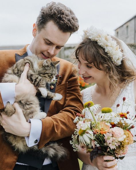 Eva + Brian ⠀⠀⠀⠀⠀⠀⠀⠀⠀ Congratulations to Mr & Mrs Oriordan who tied the knot earlier this month over in Ireland 🍀 ⠀⠀⠀⠀⠀⠀⠀⠀⠀ Possibly the best wedding photos ever featuring flowers and cats my two favourite things! 😻 ⠀⠀⠀⠀⠀⠀⠀⠀⠀ Eva wore the Matilda dried flower crown 🤍 ⠀⠀⠀⠀⠀⠀⠀⠀⠀ Photographer: @olgahoganphotography Dress & veil: @folksterbridal Makeup: @stephburgessmua ⠀⠀⠀⠀⠀⠀⠀⠀⠀ #driedflowercrown #flowercrown #weddingflowercrown #bridalflowercrown #floralcrown #bridalcrown #irishwedding #shewo... Flowers And Cats, Dried Flower Crown, Best Wedding Photos, Bridal Flower Crown, Flower Crown Wedding, Irish Wedding, Bridal Crown, Floral Crown, Tie The Knots