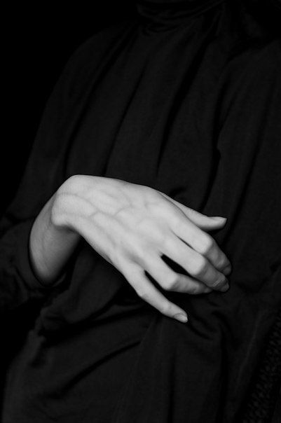 hand, black, and black and white image Hand Fotografie, Tom Marvolo Riddle, Yennefer Of Vengerberg, Hand Photography, Hand Drawing Reference, Hand Reference, Ex Machina, Foto Art, Body Reference