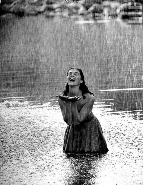 Embrace the Rain I Love Rain, Love Rain, Singing In The Rain, Walking In The Rain, Rainy Night, Summer Rain, Foto Poses, When It Rains, Dancing In The Rain