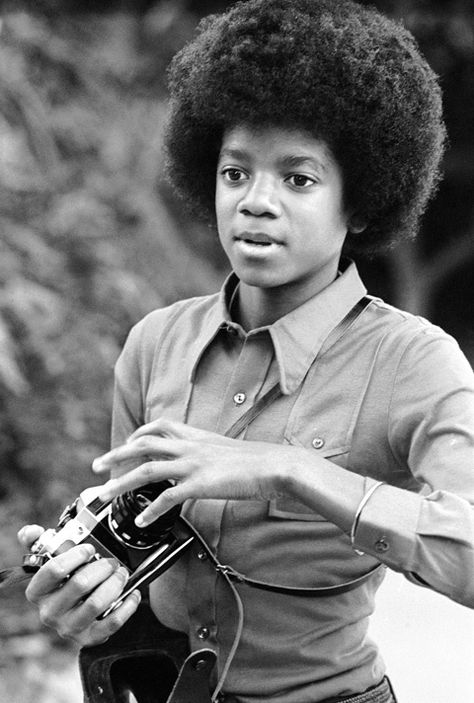 Young Michael Jackson, Holding A Camera, Joseph Jackson, Hugh Laurie, King Of Pop, Helena Bonham Carter, Jackson 5, Jackson Family, The Jacksons