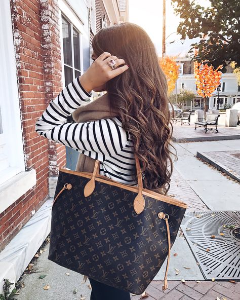 striped top, Louis Vuitton neverfull mm Τσάντες Louis Vuitton, Designer Work Bag, Louis Vuitton Handbags Neverfull, Street Style Bags, Sacs Design, Louis Vuitton Handbag, Louis Vuitton Neverfull Mm, Lv Handbags, Neverfull Mm