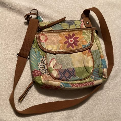 Fossil Crossbody Purse Floral Design New Without Tags Never Used No Stains, No Damages All Zippers Working Condition Smoke Free Home Thrift Accessories, Funky Bags, Hippie Purse, Vintage Crossbody Bag, Brown Purse, Hippie Bags, Funky Outfits, Quilted Crossbody Bag, Boho Bags