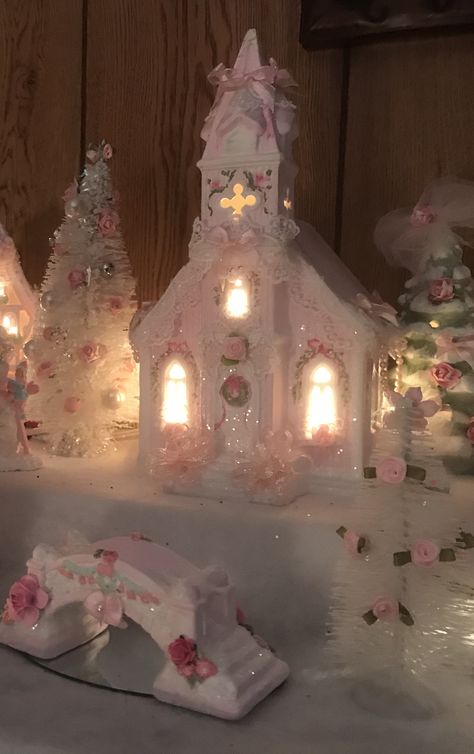 Shabby chic village Pink Christmas House, Pink Christmas Bedroom, Classic Christmas Decor, Wallpers Pink, Coquette Christmas, Christmas Dreaming, Magic Christmas, Winter Princess, Pink Xmas