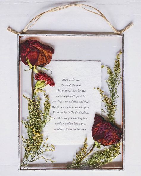 Pressed Flower Memorial Frame, Pressed Flower Memorial Art, Memorial Flowers Keepsake, Resin Memorial Ideas With Flowers, Resin Preserved Flowers, Resin Memorial Ideas, Memorial Crafts, Diy Resin Flowers, Flower Jewelry Diy